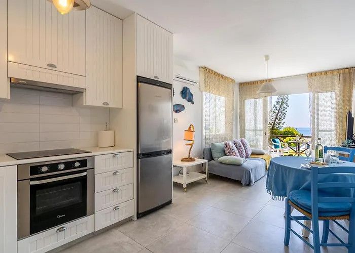 Seawaves 1- Bedroom Apartment Near Meneou Beach