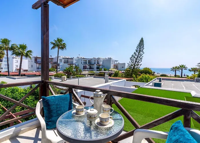 Seawaves 1- Bedroom Apartment Near Meneou Beach