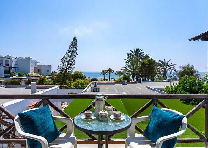 Seawaves 1- Bedroom Apartment Near Meneou Beach