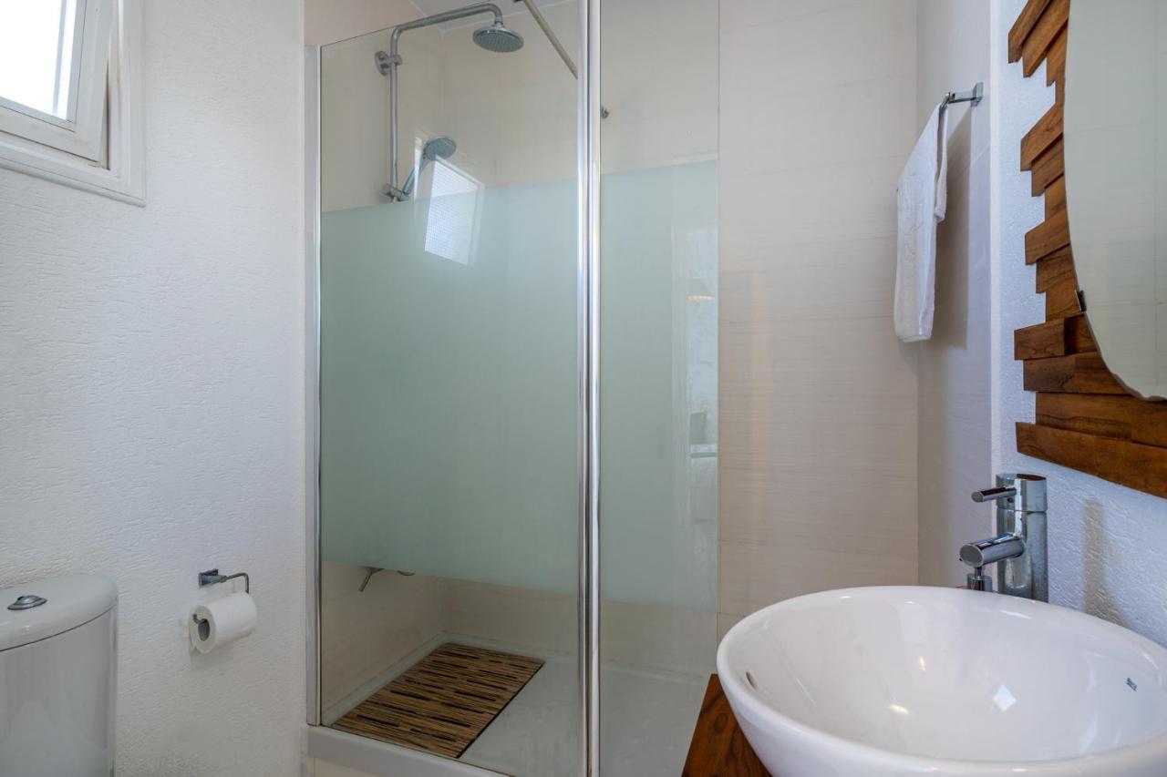 Seawaves 1- Bedroom Near Meneou Апартаменти Ларнака
