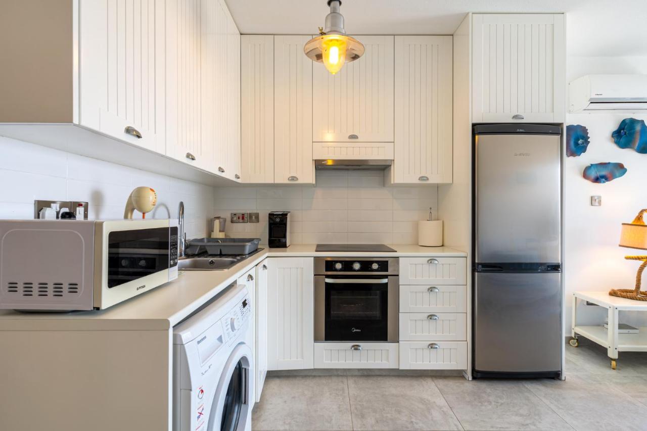 Апартаменти Seawaves 1- Bedroom Near Meneou *